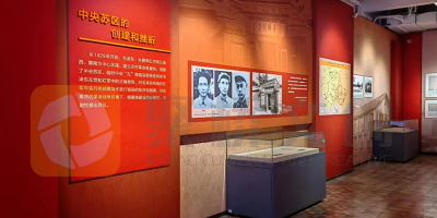 在設計紅色展廳的環境布展時，如何突出展品的歷史感和文化內涵？